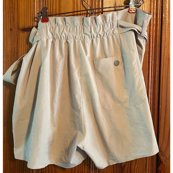 ATHLETA SKYLINE HIGH RISE TAILORED 4" SHORT SIZE 14 - Picture 2 of 4